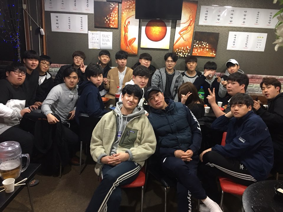 보건행정학과 남학생들_축구 번개모임후