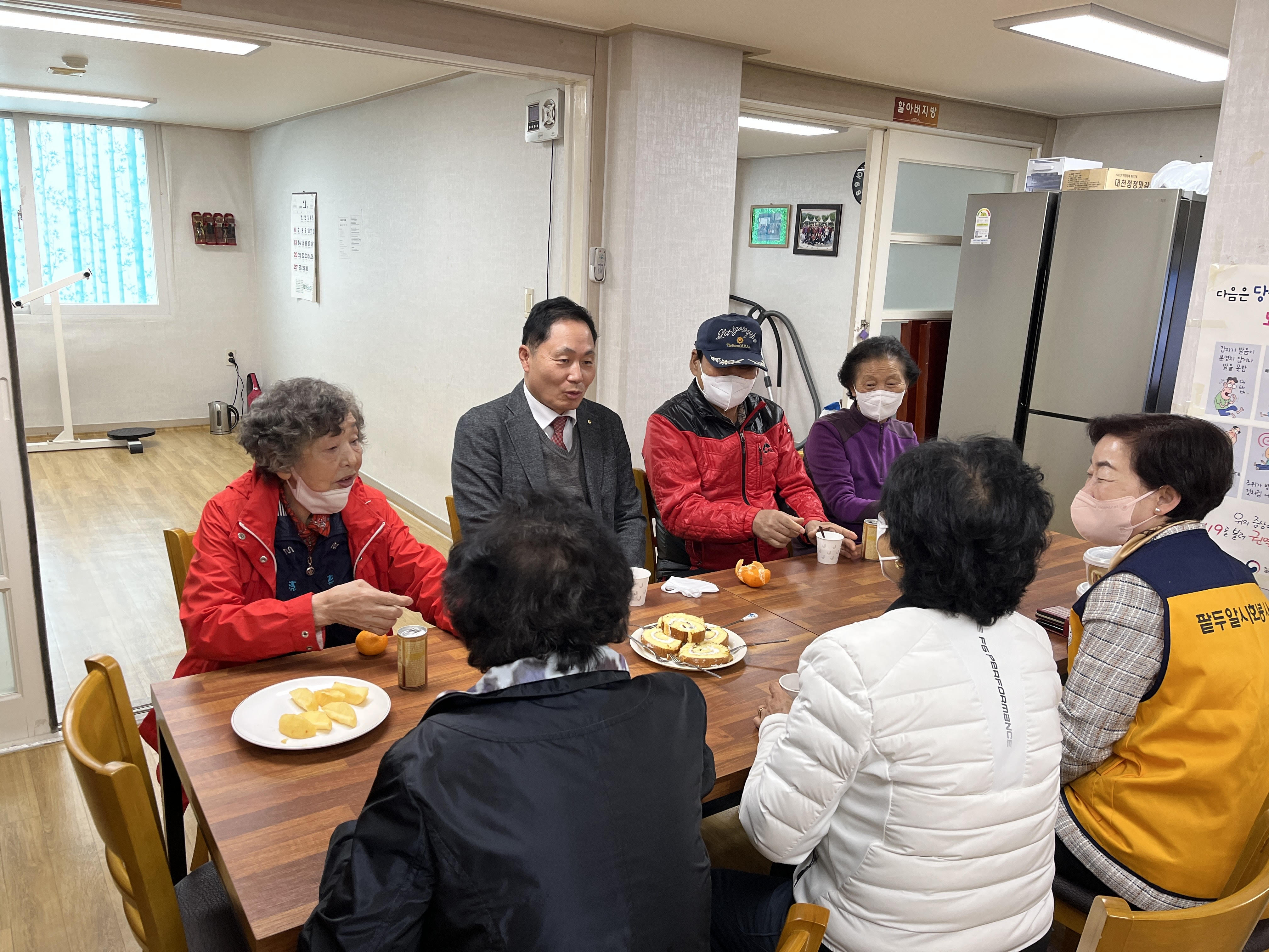 유원대학교 채훈관 총장, 동절기 대비 지역 노인회 방문 ‘감사나눔 운동 행사’